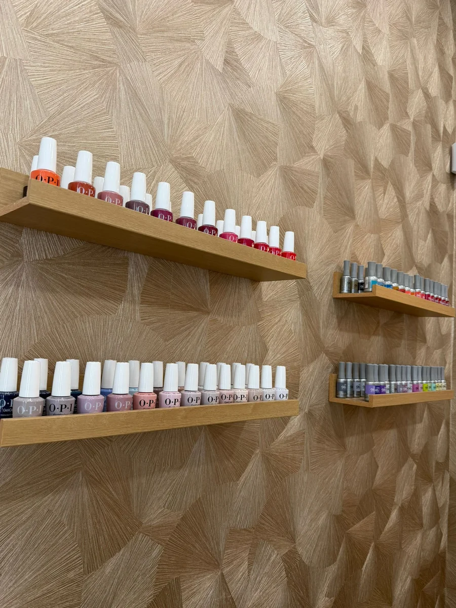 Pared de esmaltes OPI disponibles en el salón