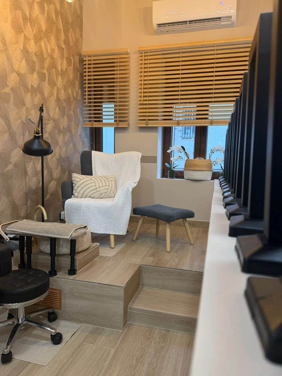 Zona de pedicura spa con sillón junto a la ventana