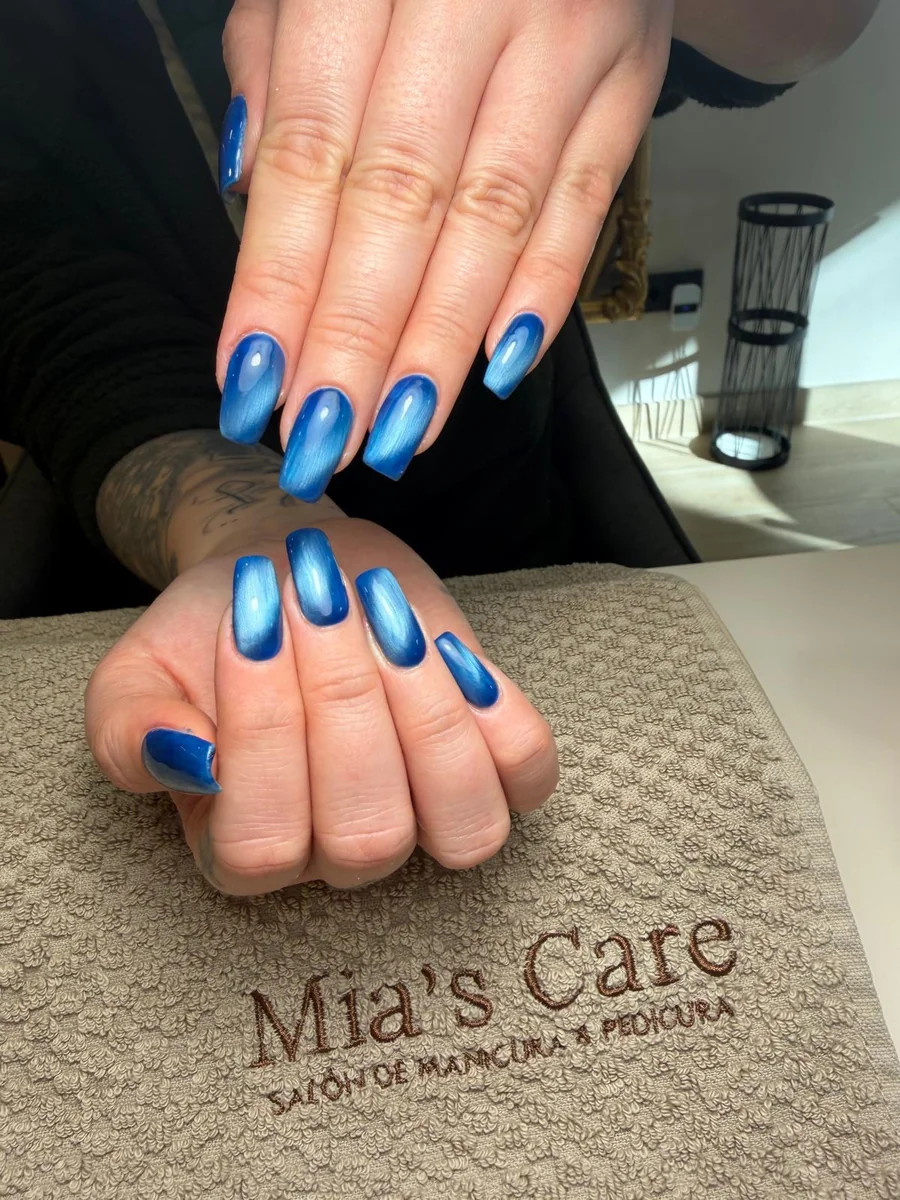 Uñas largas azules con degradado y acabado brillante