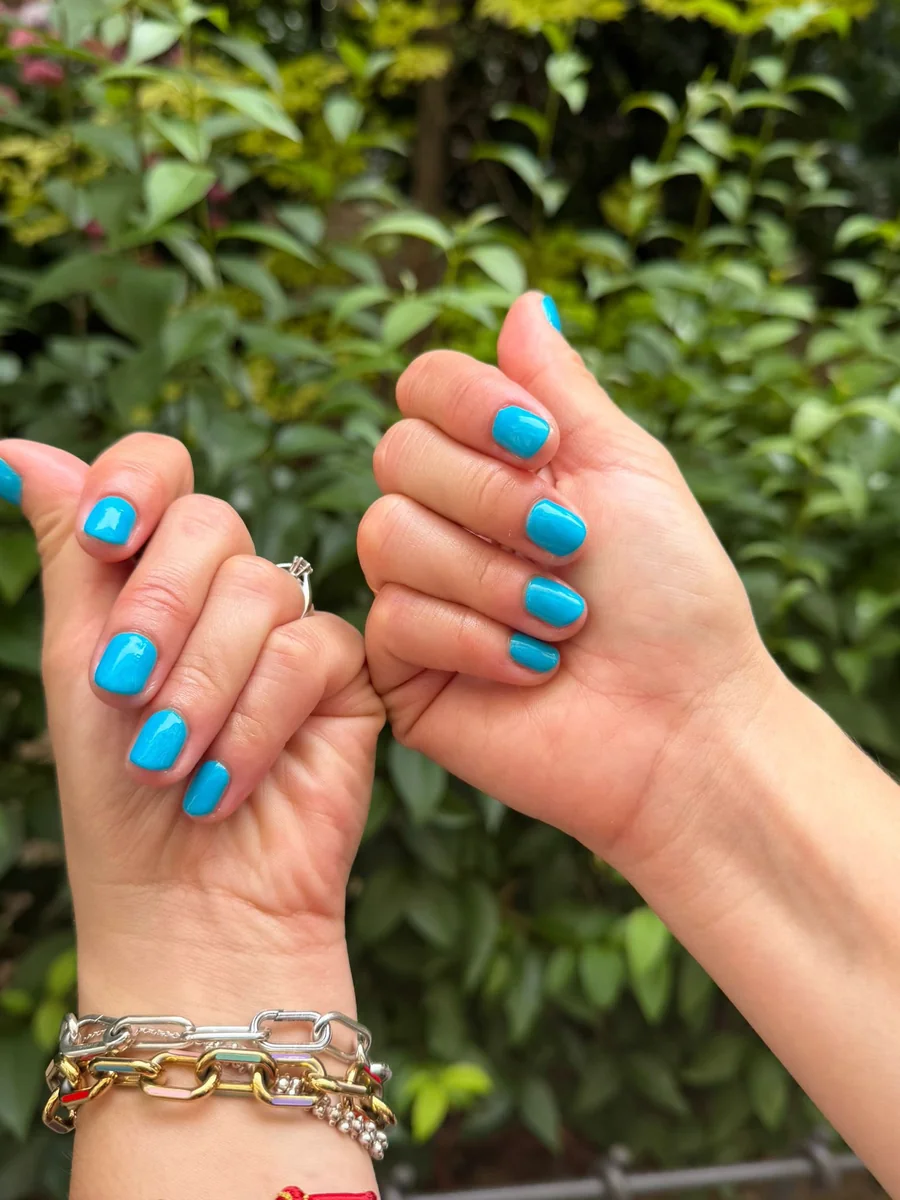 Manicura semipermanente azul turquesa