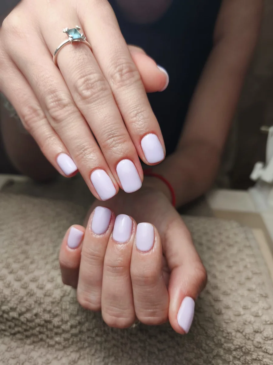 Manicura semipermanente lila pastel