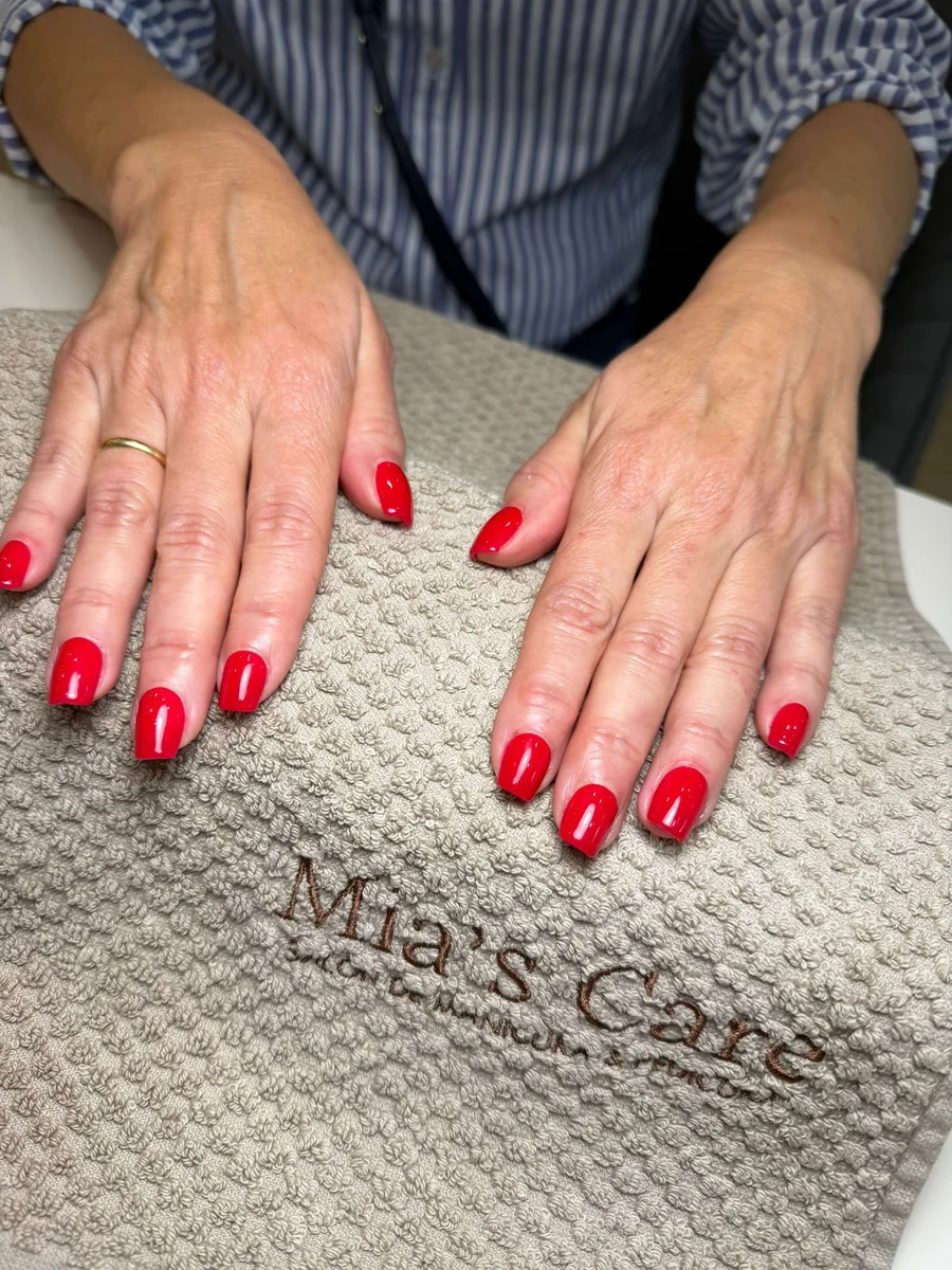 Manicura semipermanente roja clásica