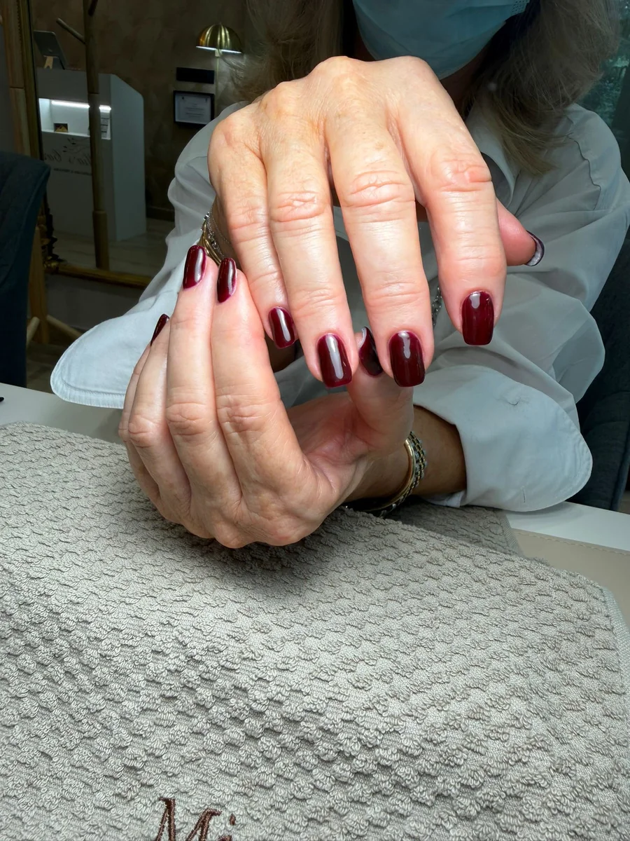Manicura semipermanente en tono burdeos