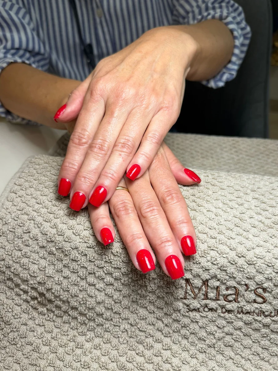 Manicura semipermanente roja de larga duración