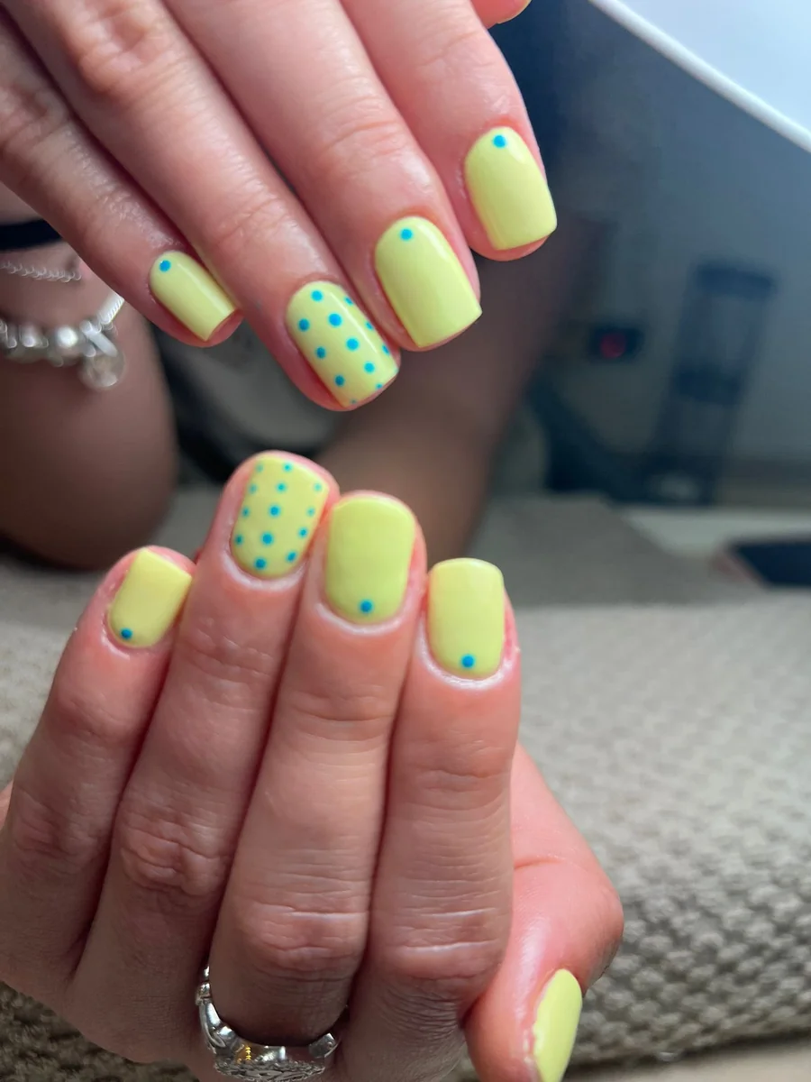 Nail art amarillo con lunares