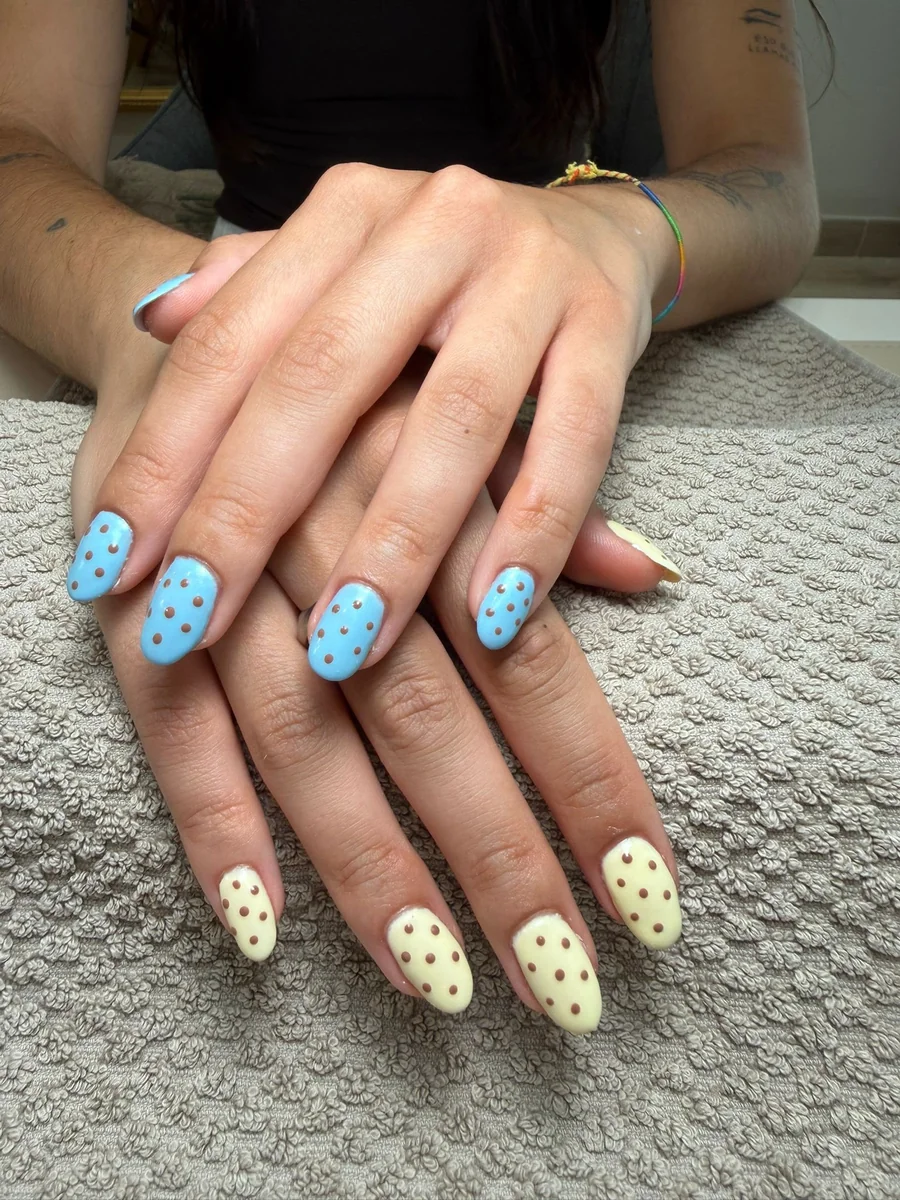 Nail art de lunares en azul y crema